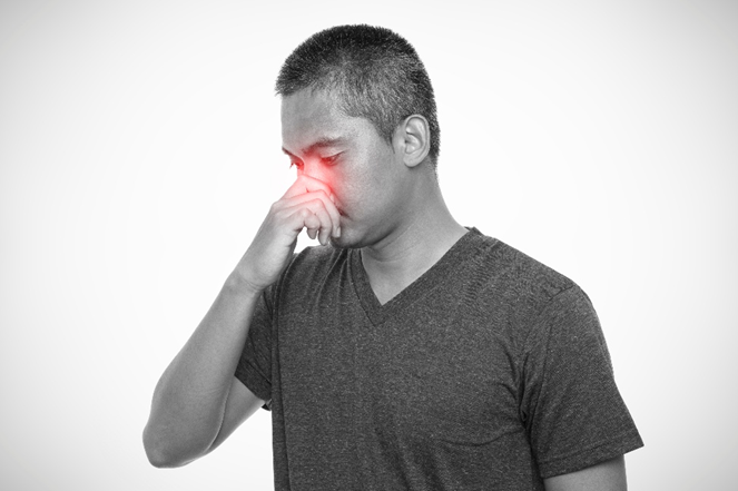 Imagem de homem com destaque para sua região nasal, onde ocorre diversas repercussões do desvio de septo nasal
