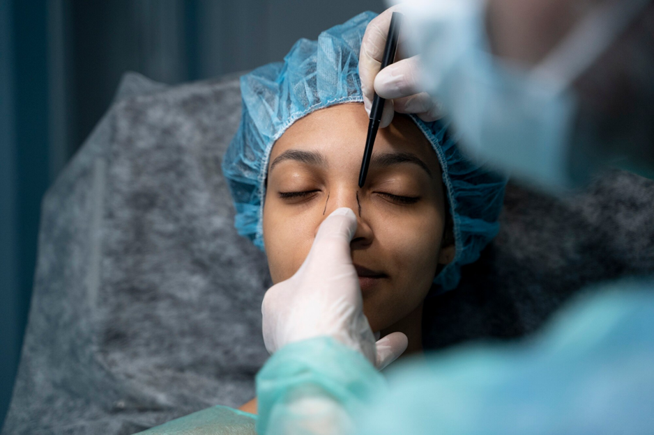 Paciente se preparando para ser submetida a uma cirurgia de desvio de septo nasal