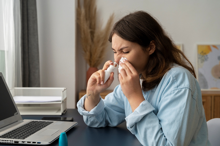 Foto de mulher aplicando medicação via nasal